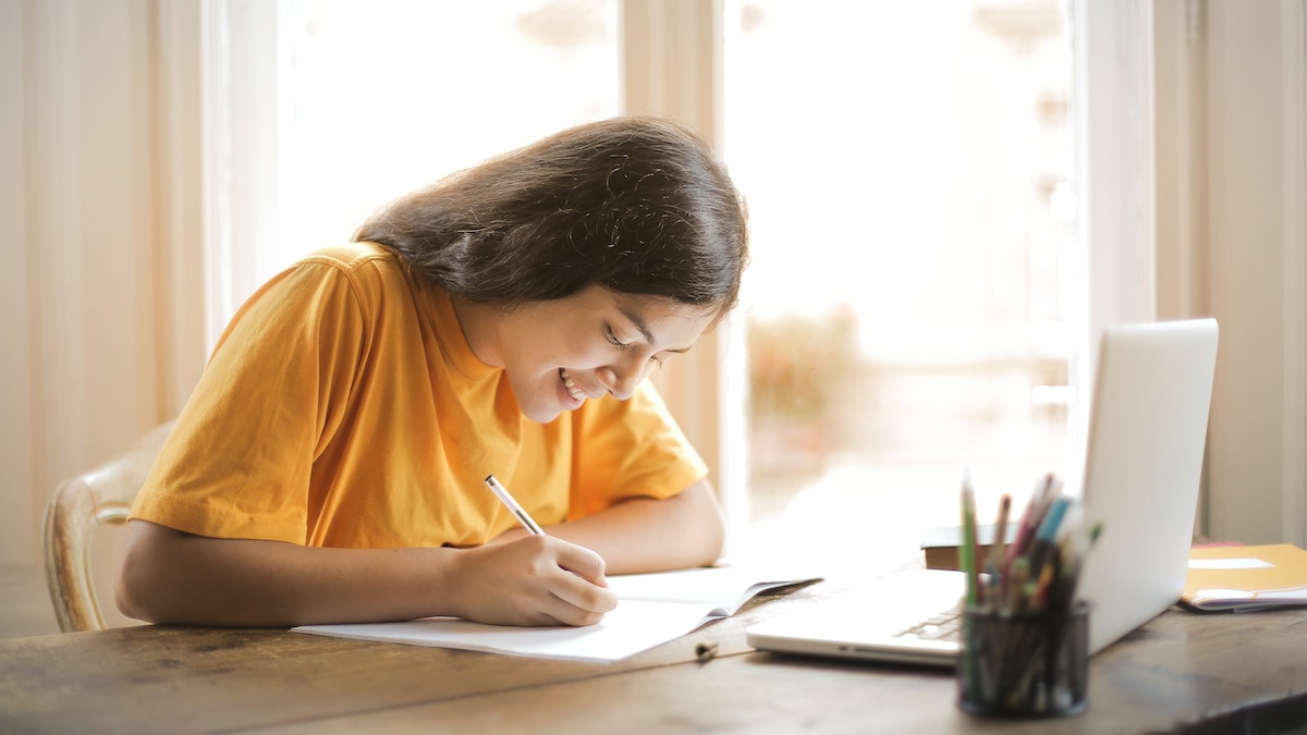 estudante focada nos livros