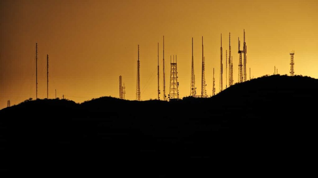 imagem com várias torres de telecomunicações em cima de um morro
