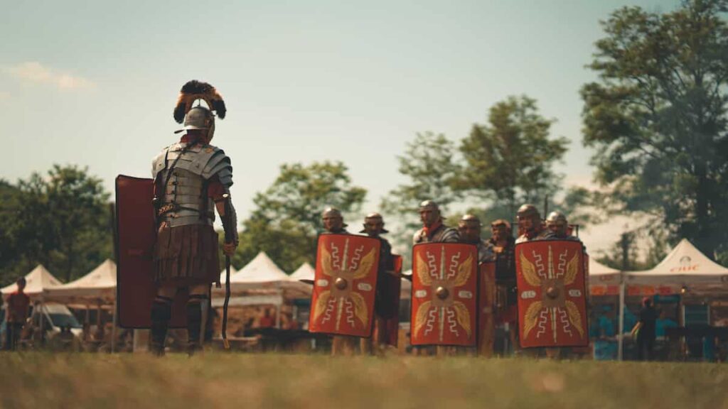 soldados romanos em fila com escudo na mão