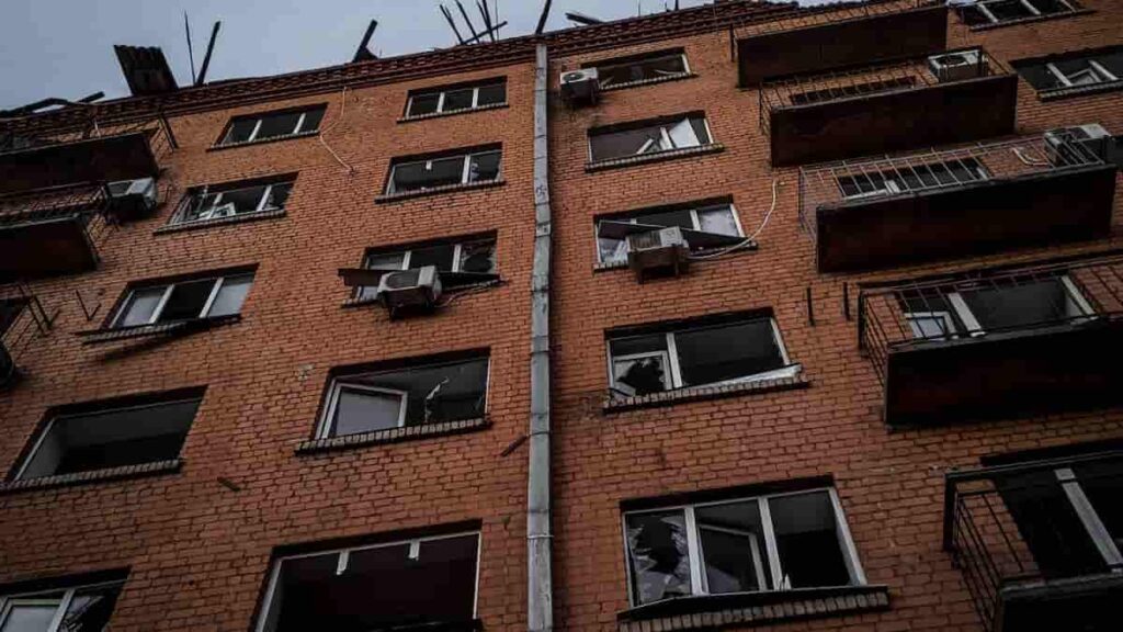 prédio abandonado com as janelas quebradas